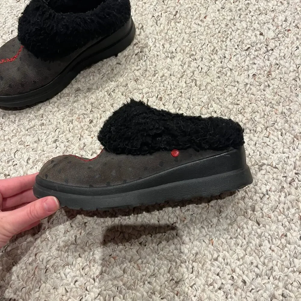 Ugg I Heart Dreams Suede Slippers Sz Girls 4 Black Red Heart Cozy Casual